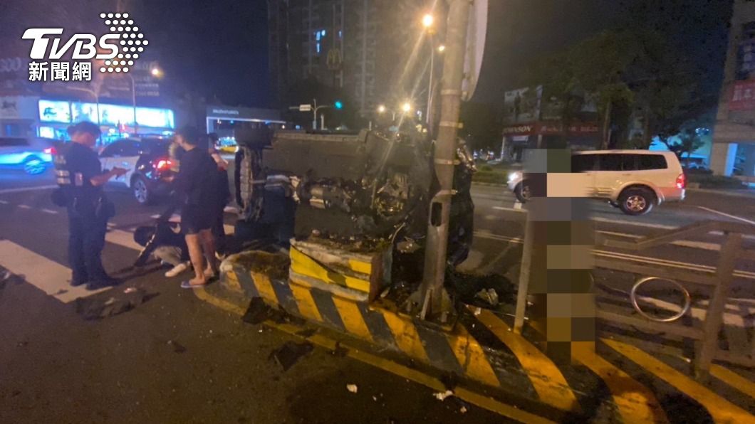 整台車輛嚴重側翻。（圖／TVBS）