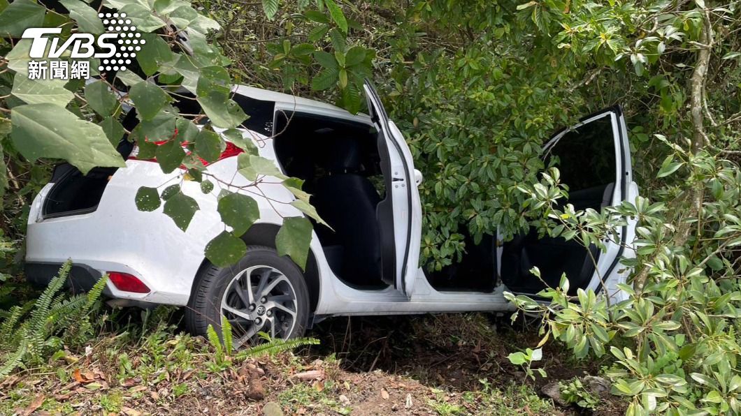 掃墓差點見祖先!姊妹開車赴國軍公墓 沒入P檔害母摔下山坡
