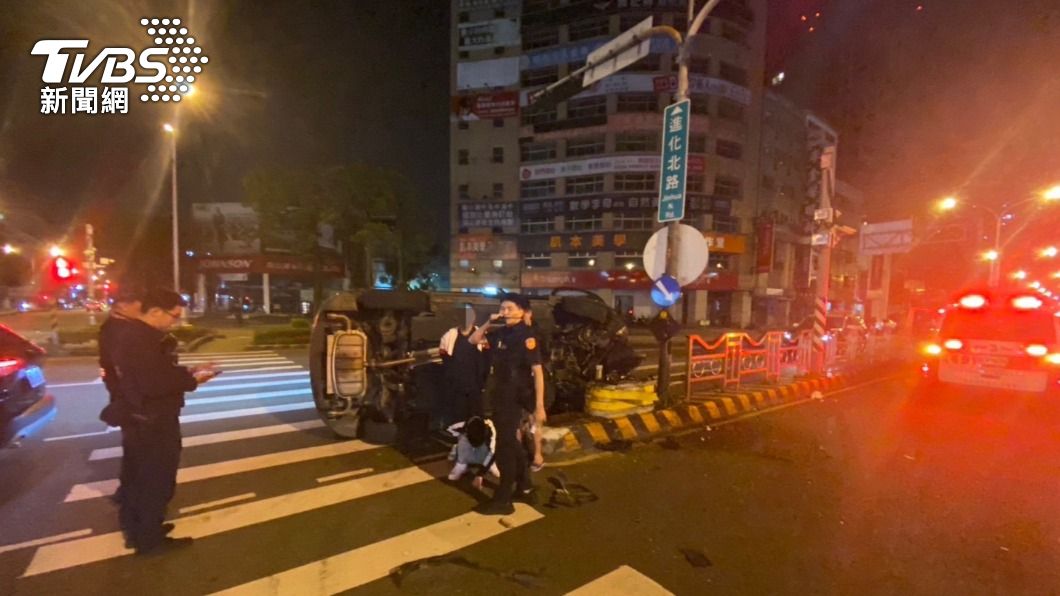 台中男酒後開媽媽車撞分隔島 90度側翻還想推朋友背鍋