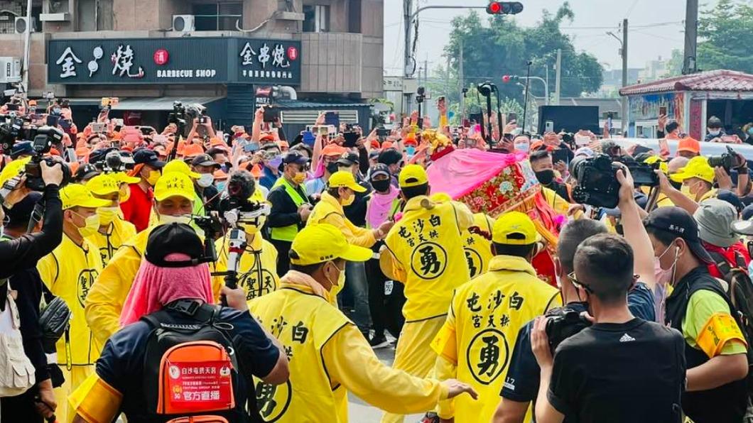 林茂賢去年參加白沙屯媽祖進香時,遇到糧食短缺的問題。(圖/翻攝自林茂賢臉書)