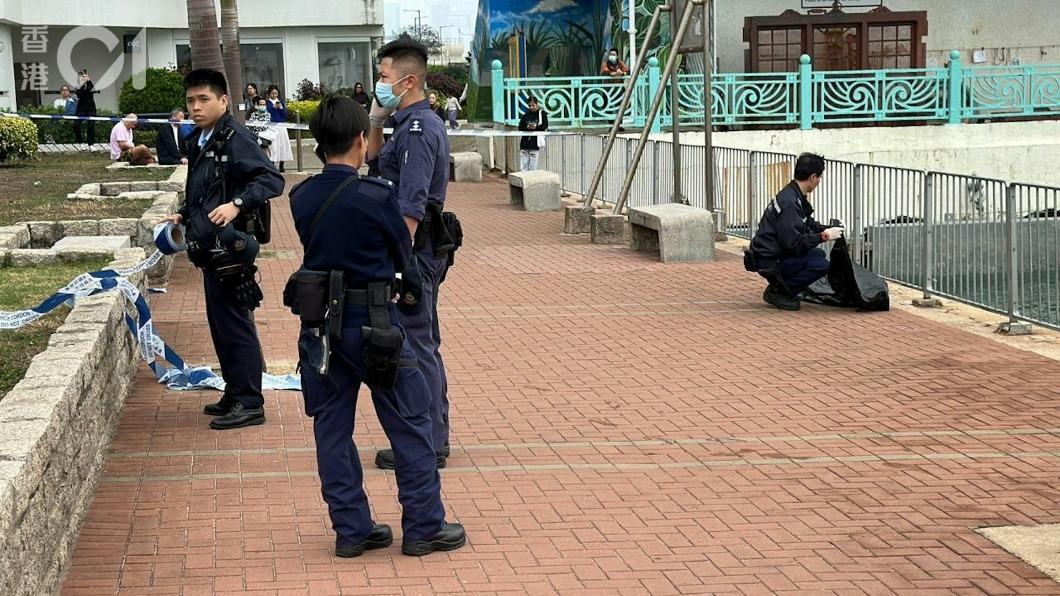 消防人員以黑色塑膠袋包裹遺體。(圖/香港01)