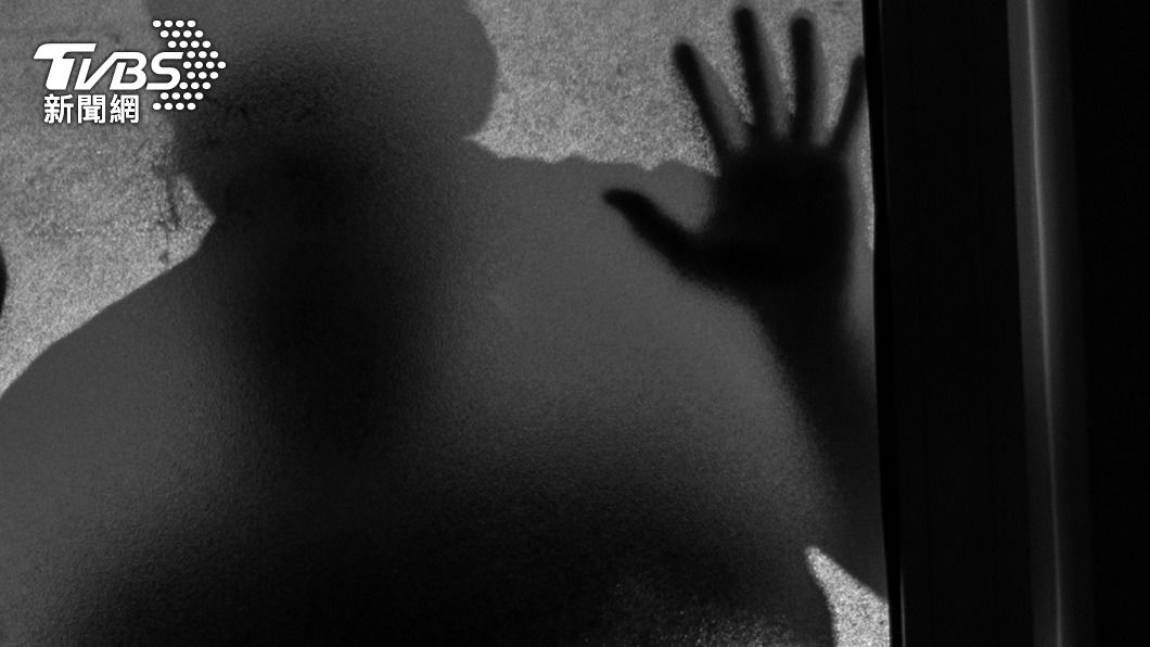 「內衣女模」當街遭噁蹭!外國男猛晃下體 激情狂撫全都錄