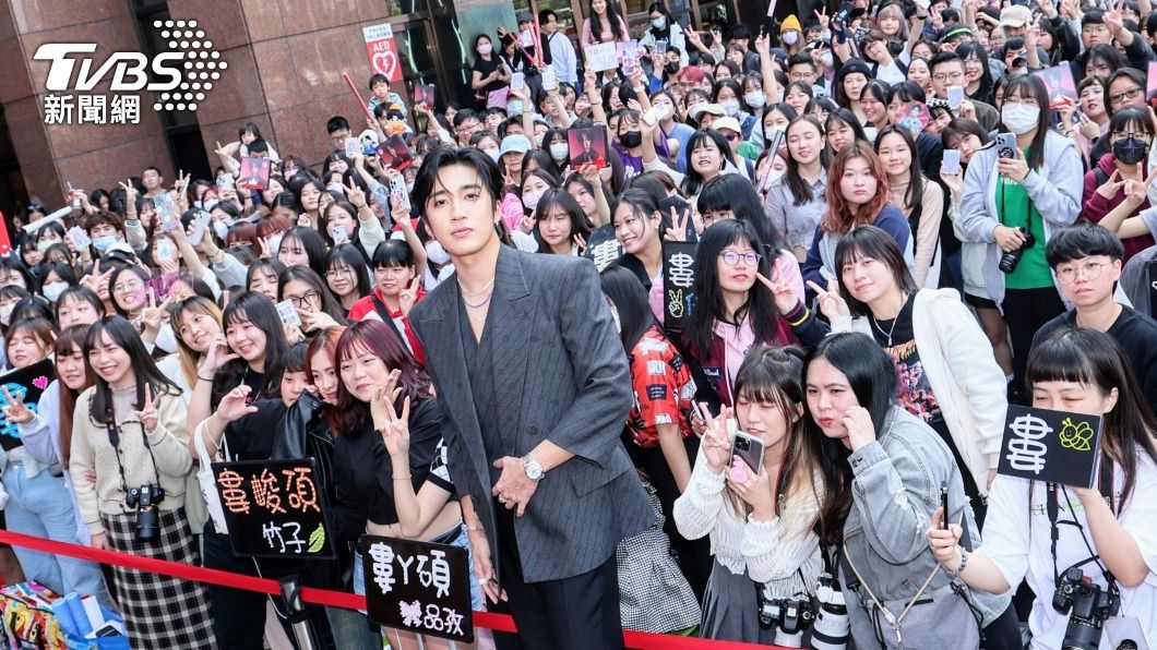 婁峻碩簽唱會擠滿人。(圖/趙世平攝)