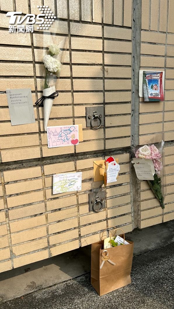 不少民眾前來寫小卡、送花悼念。(圖/王薇君提供)