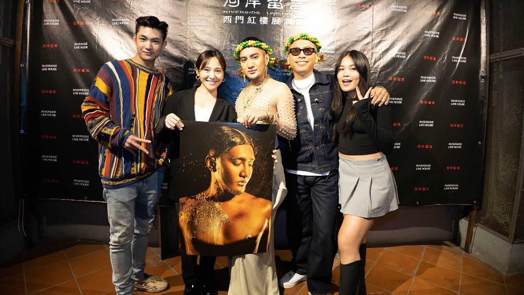 AZ(左起)、梁文音、舞炯恩、巴查克、阿布絲同歡。(圖/斯納伊工作室提供)