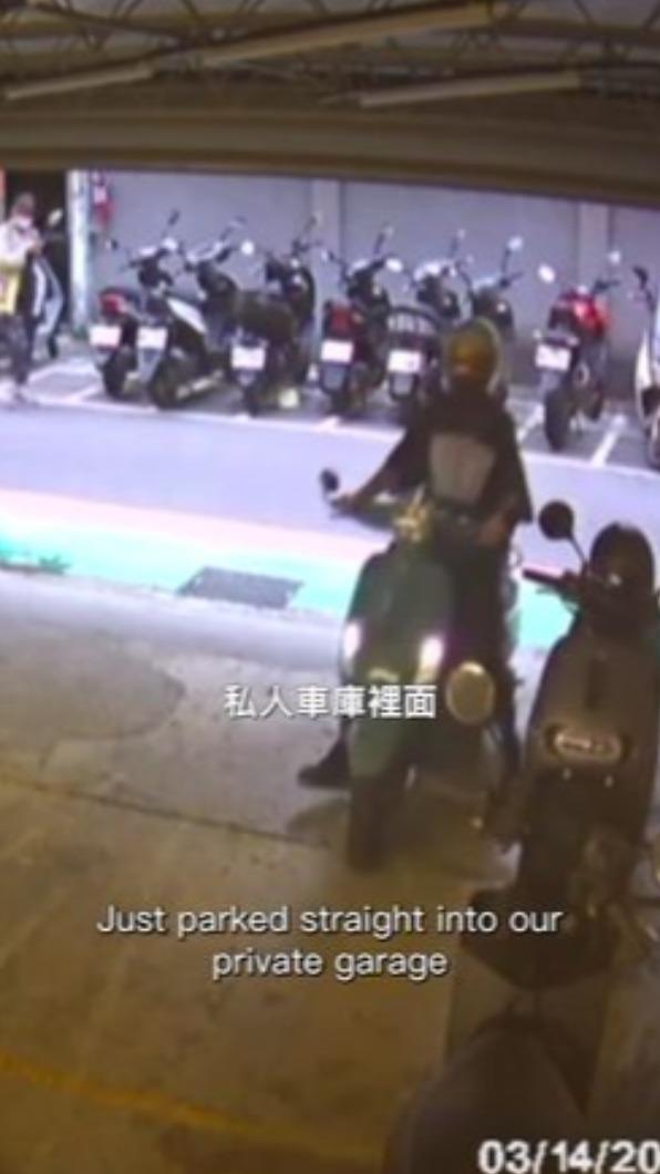 有位陌生人直接停摩托車在王陽明私人車庫。(圖/翻攝自王陽明IG)