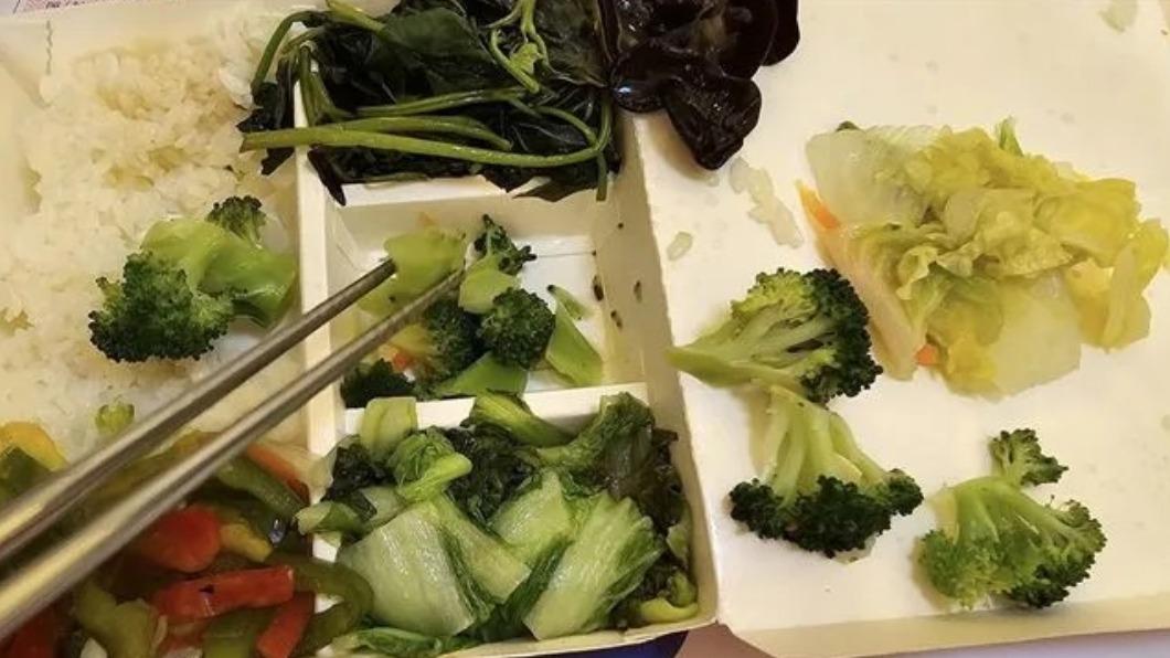 原PO買了六菜飯。(圖/翻攝自「我是東湖人」臉書社團)