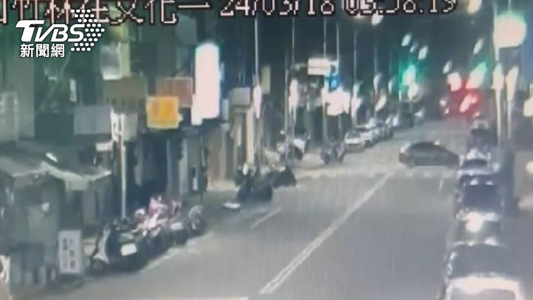 劉男在迴轉時不慎將油門當成煞車，導致整輛車衝進路旁超商。（圖／TVBS）
