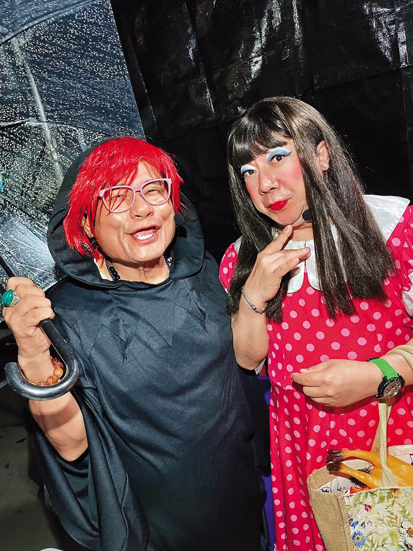 董至成(右)常在螢幕前反串、搞笑,展現詼諧一面。(圖/翻攝自董至成臉書)