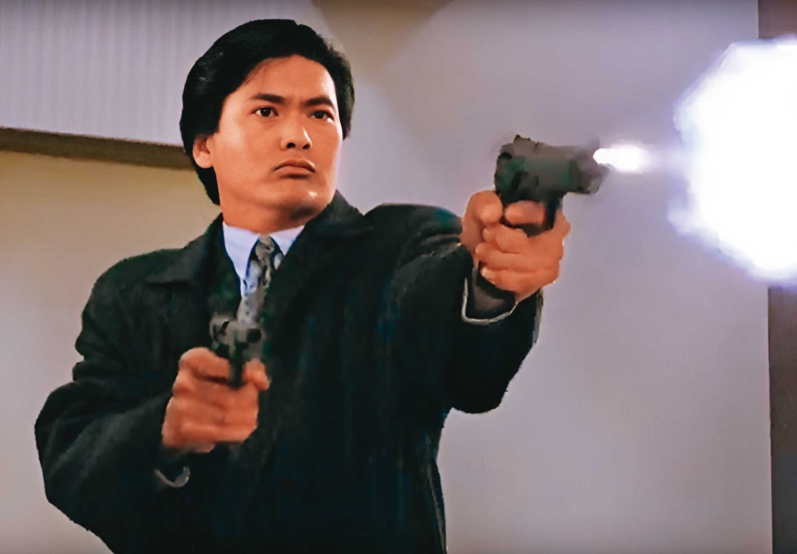 楊瑞和愛穿風衣、持雙槍,與周潤發演的小馬哥(圖)雷同。(圖/翻攝自《英雄本色》劇照)