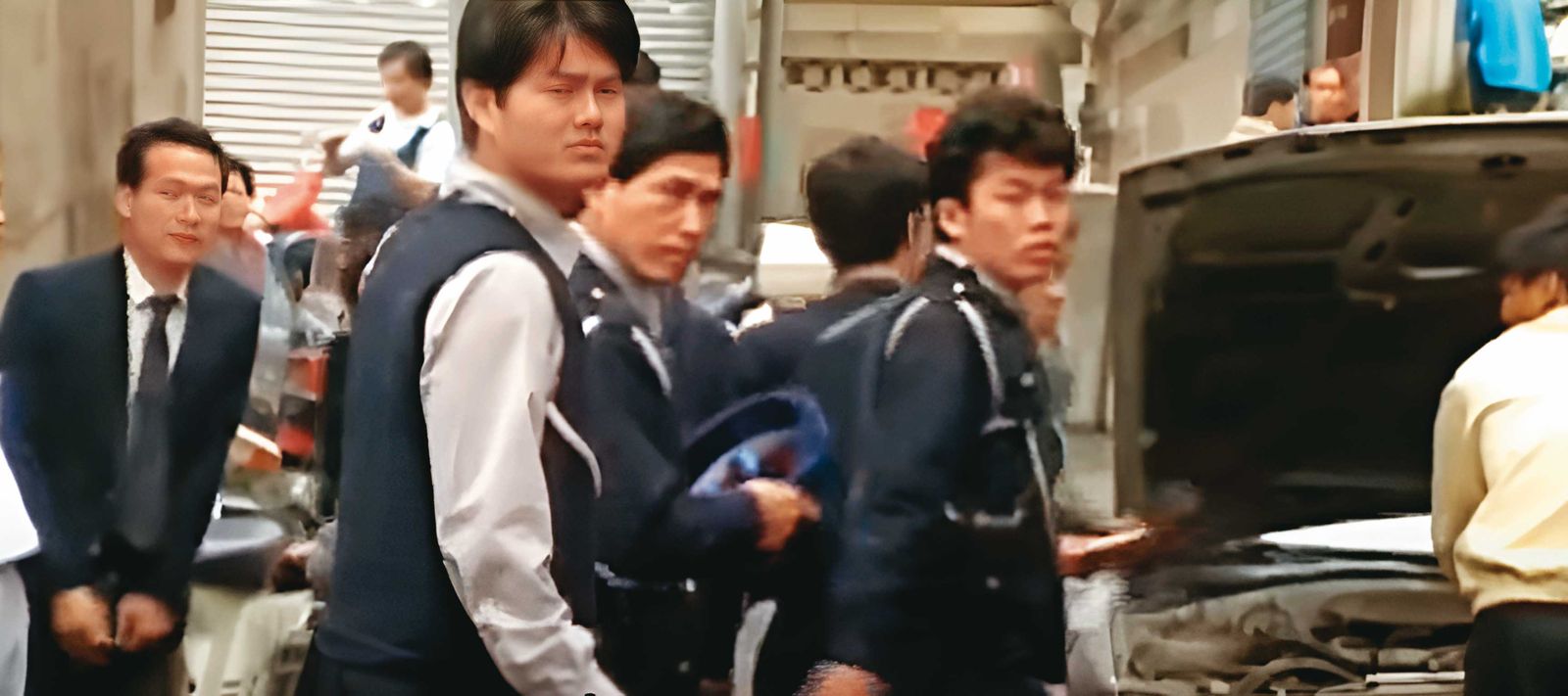 警方掌握楊瑞和的藏匿處後,動員大批人馬準備攻堅。(圖/翻攝自東森新聞)