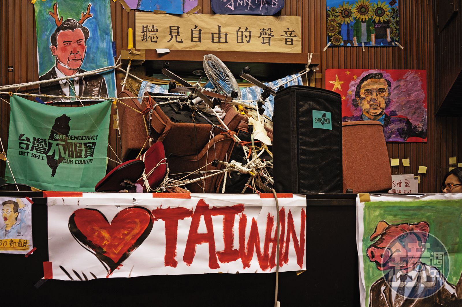 2014年3月18日到4月10日，學生占領了立法院，議場主席台布置著眾聲喧嘩的民主標語。（圖／張乾琦提供）