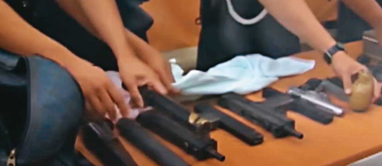 警方瓦解火力強大的楊瑞和集團,查扣多把槍枝。(圖/翻攝自東森新聞)