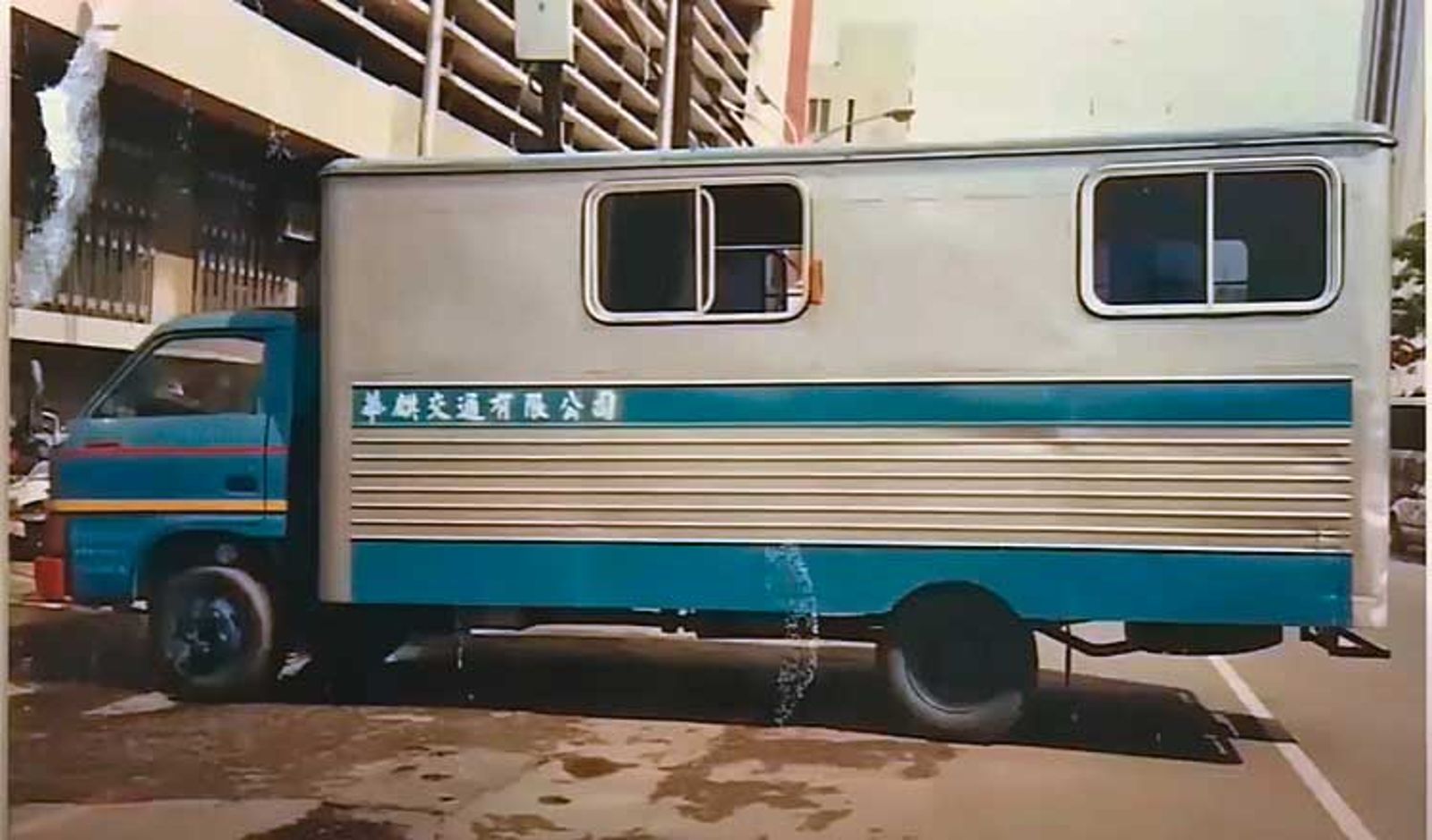 為了對抗警方,楊瑞和特別請人改裝一輛行動戰車。(圖/翻攝東森新聞)