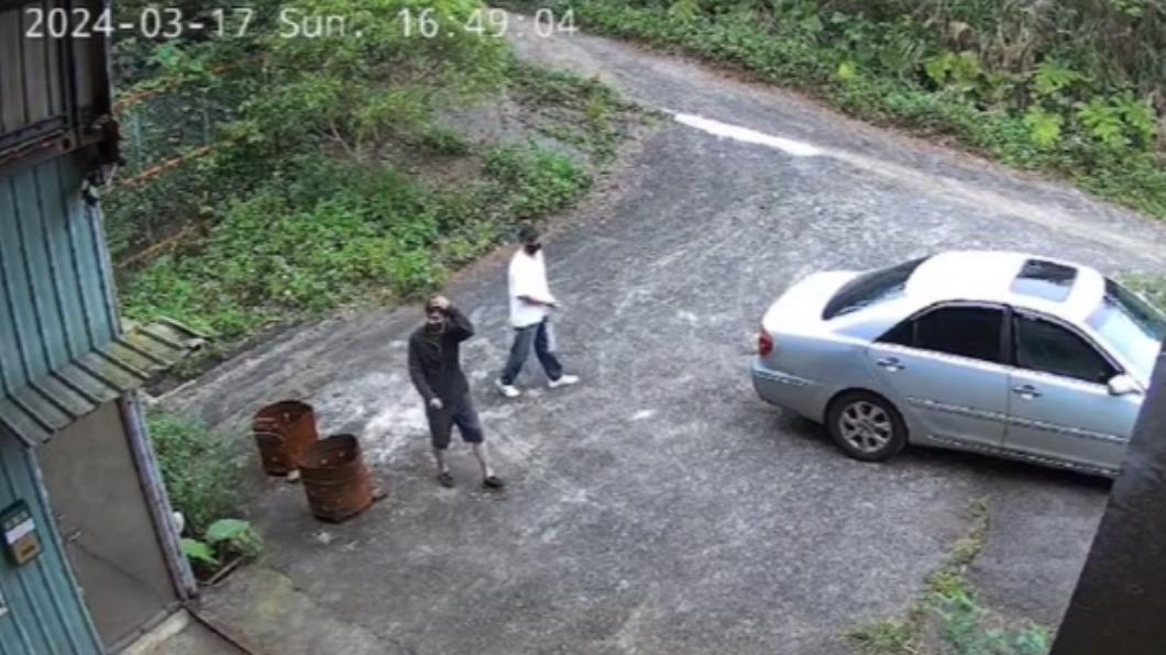 兩名嫌犯前往基隆瑪陵山區「瘋狂大叔」存放公仔的倉庫，企圖行竊，還好倉庫已經加裝防盜措施，未能得逞。（圖／瘋狂大叔提供）