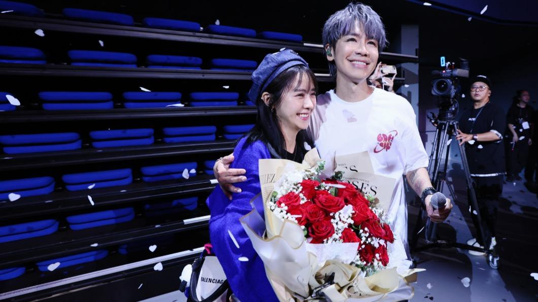 鼓鼓不藏了!鬆口明年登記辦婚宴 揭大元試婚紗「穿什麼都漂亮」