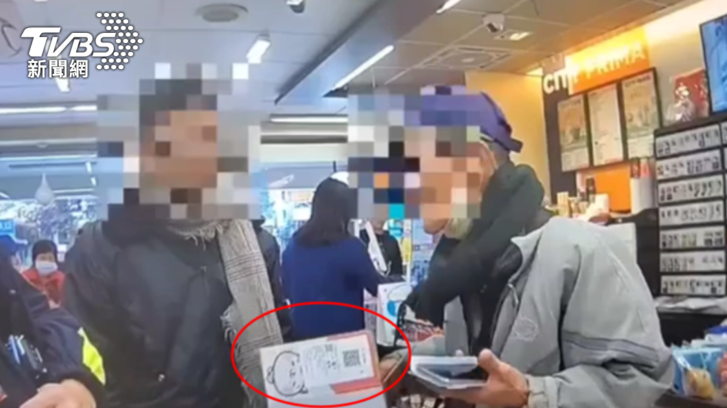 老翁兒子到場時，他仍堅持要寄出提款卡。（圖／TVBS）