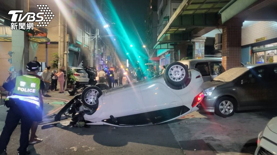 高雄男飆速失控「180度大翻車」 6車衰遭撞零件噴滿地
