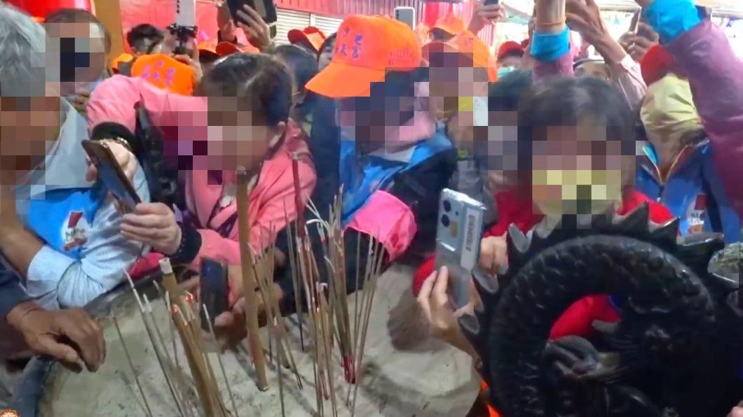 某些信徒為卡位拍照,將手伸到天公爐上空。(圖/翻攝自臉書白沙屯媽祖全球徒步聯誼會)