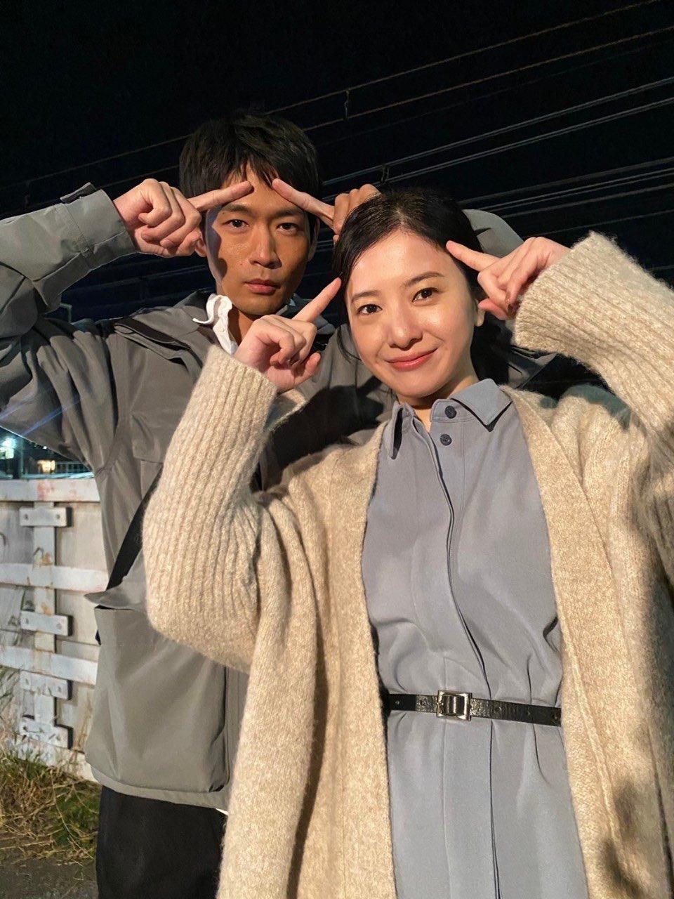 松下洸平因跟吉高由里子(右)演出的《最愛》而人氣大漲。(圖/翻攝自saiai_tbs推特)
