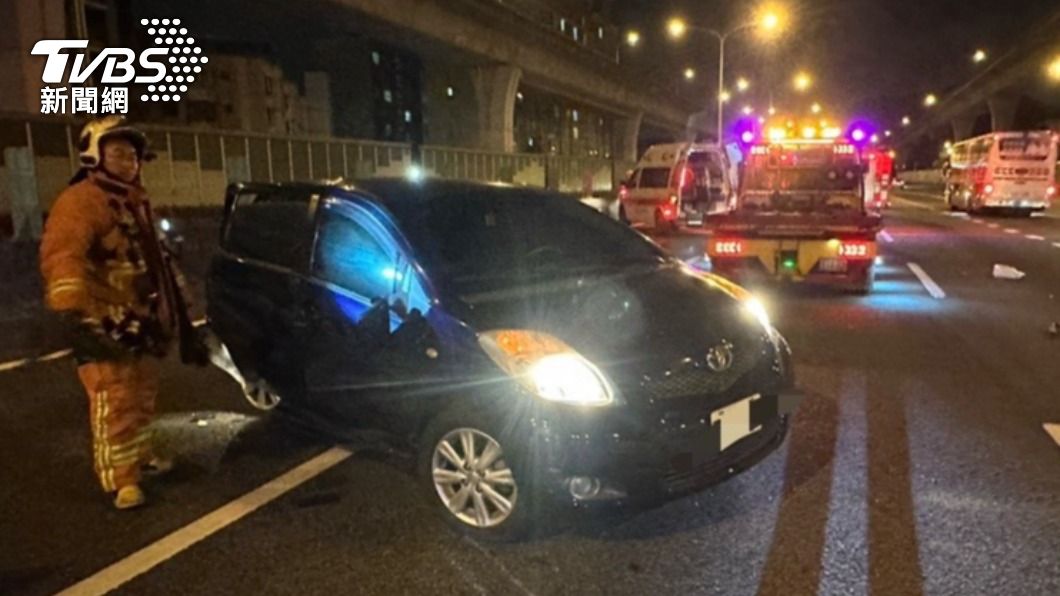 當時遭撞車輛駕駛下車擺放三角錐,沒想到後車二次碰撞,他緊急閃避並未受傷。(圖/TVBS)