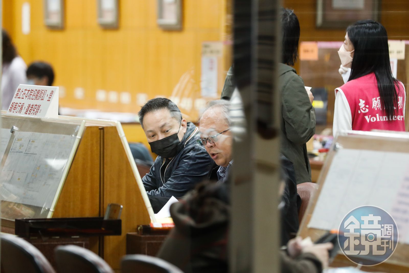 錢人豪在律師陪同下，約下午一時許來到台北地院遞狀。（圖／鏡週刊）