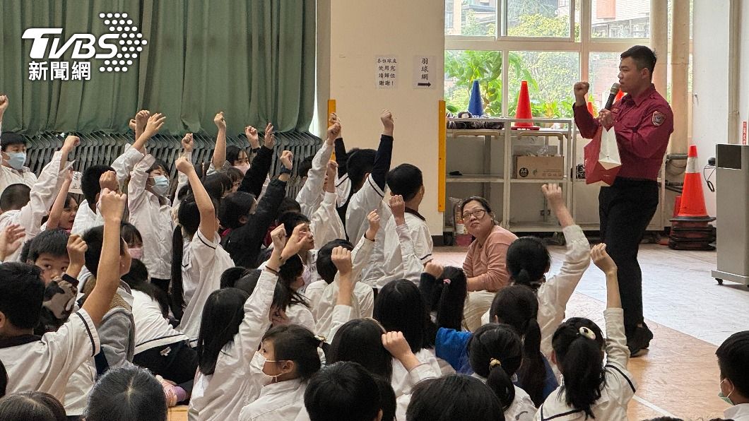 火場求生大作戰！新北消防局赴板橋國小　宣導防災教育