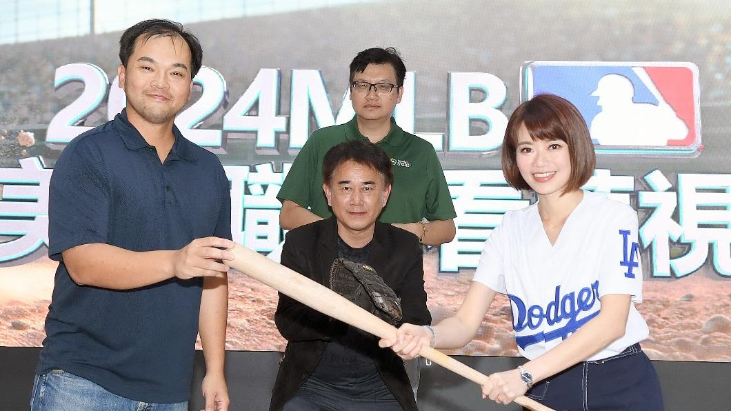 球評江奕昌(左)、體育主播陳亞理(前中)、球評王雲慶(後)、華視主播鄭雅方。(圖/華視提供)
