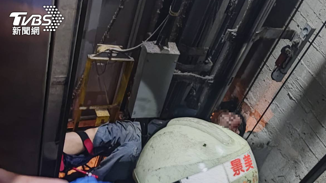消防人員獲報後進入電梯警救援。(圖/TVBS)