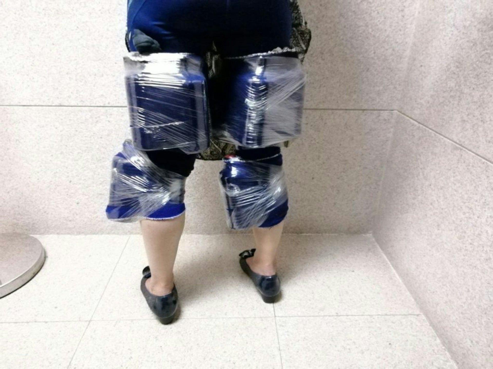 婦人走路步伐異常，被發現離譜走私案。（圖／翻攝自澳門海關）