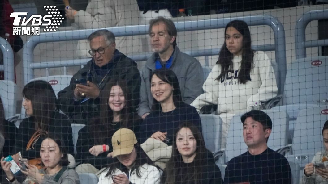 愛妻首度現身球場! 田中真美子和公婆一起應援大谷