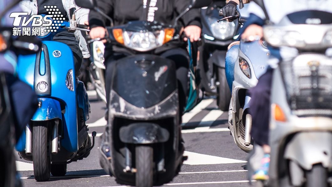 男忘的回憶…騎車載兄弟慘被督　他驚覺「後座硬硬」嚇停車