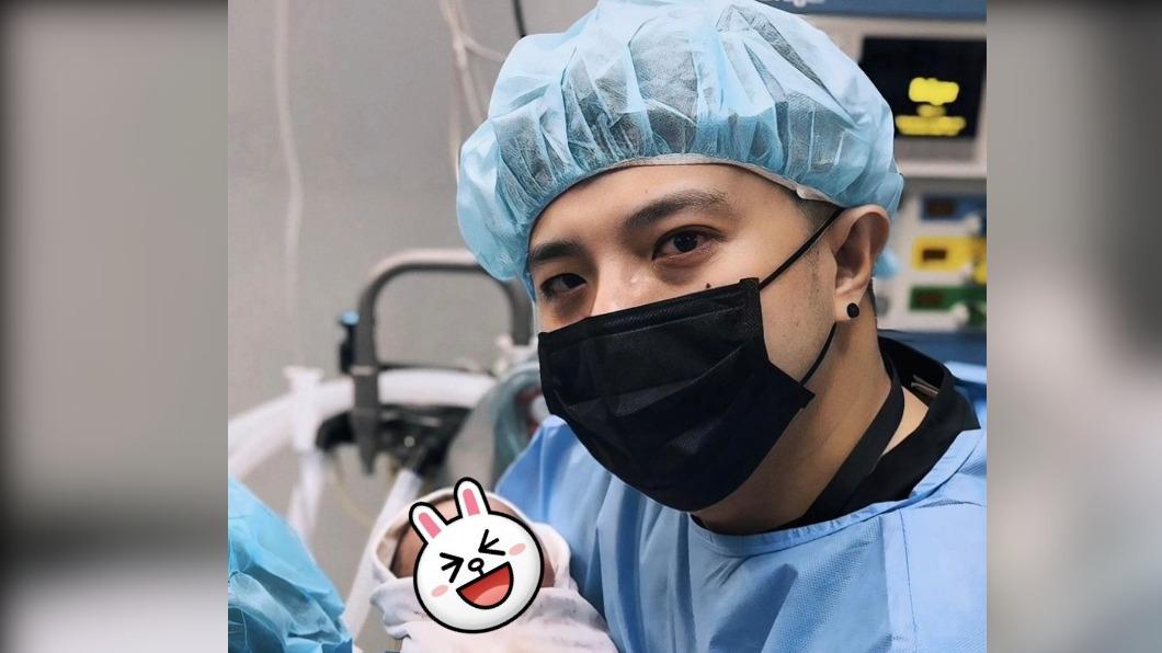 恭喜！40歲天團成員當爸了　甜曬女兒照曝心情：淚流不止