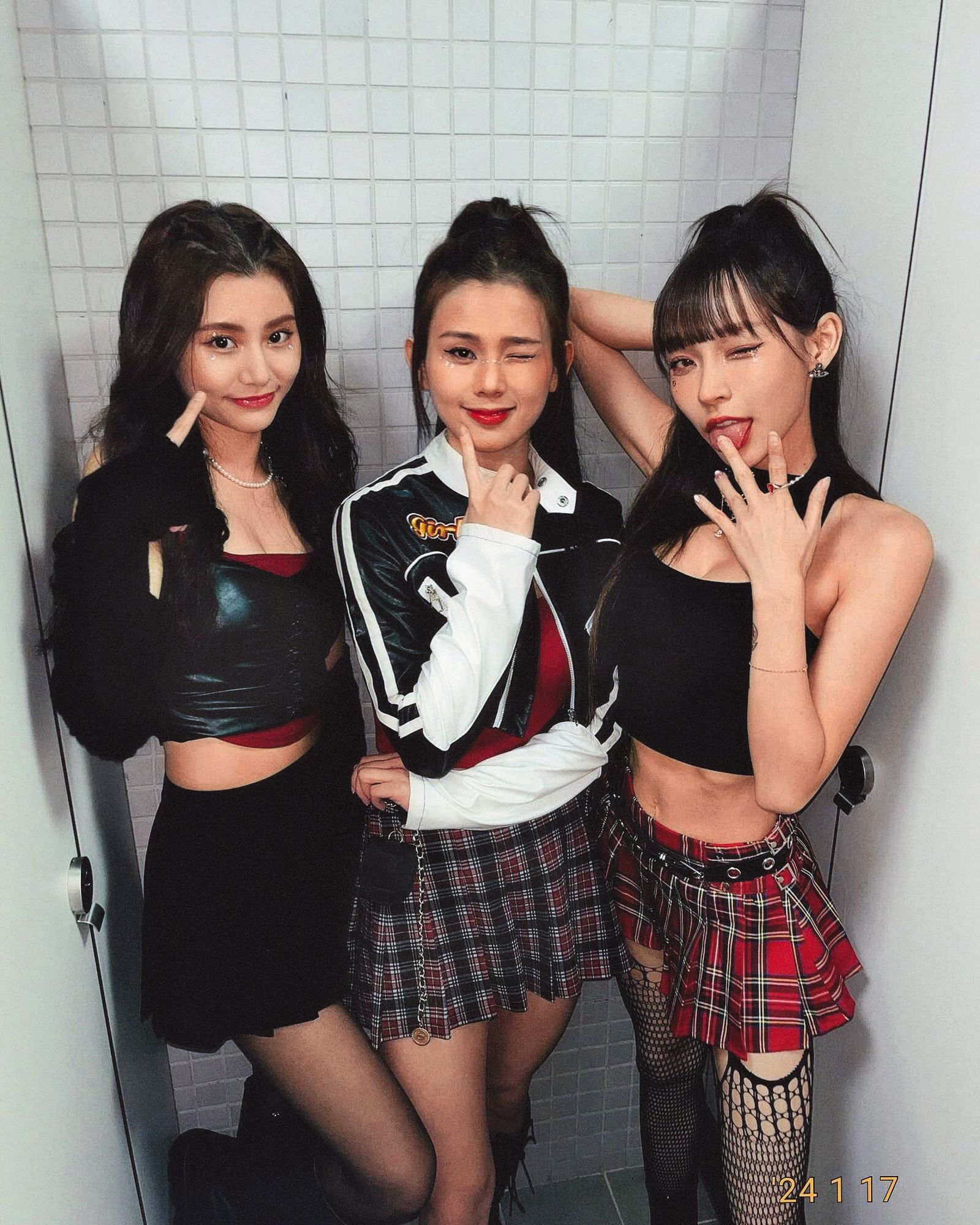 林襄(右)人氣紅不讓,除了啦啦隊工作外,去年在實境秀《炸裂吧!女孩》與各務禮美奈(左)、容容(中)相處融洽。(圖/翻攝自林襄IG)