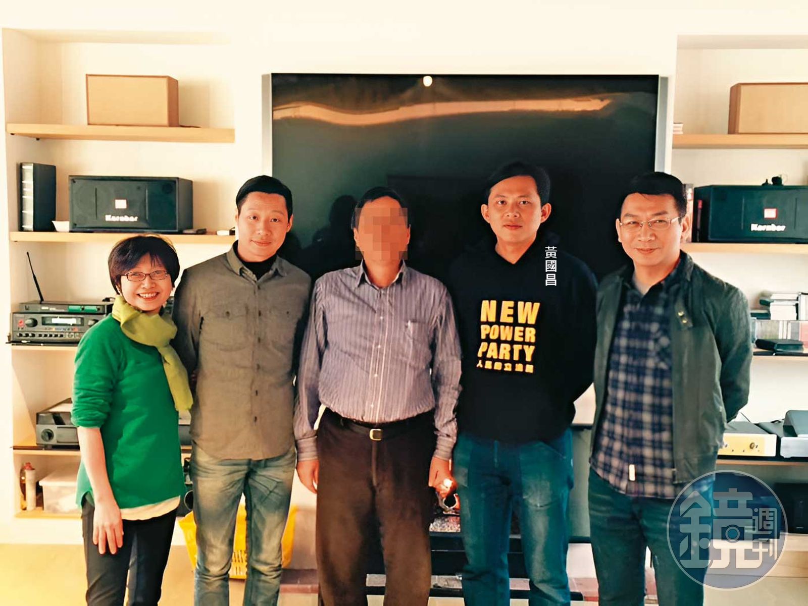 鄭先生（中）是時代力量創黨贊助人之一，曾與時代力量創黨初期成員合影。（圖／鏡週刊讀者提供）