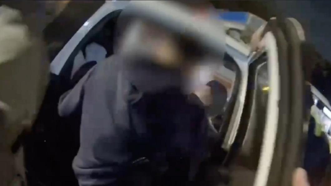警方逮捕滋事犯嫌。(圖/警方提供)
