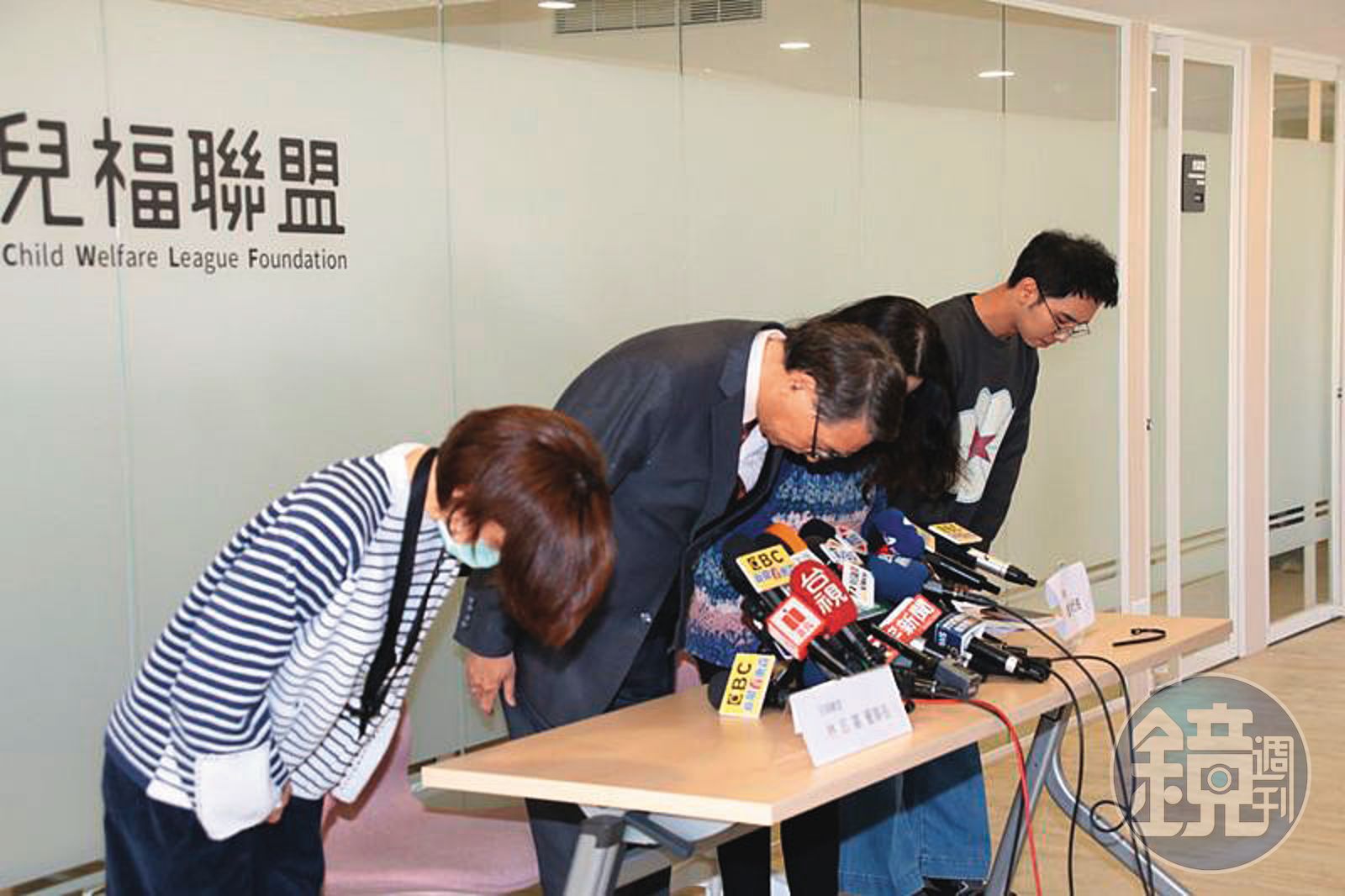 剴剴遭虐死後,承辦託育計畫的兒福聯盟,由董事長林志嘉帶領開記者會道歉。(圖/《鏡新聞》提供)