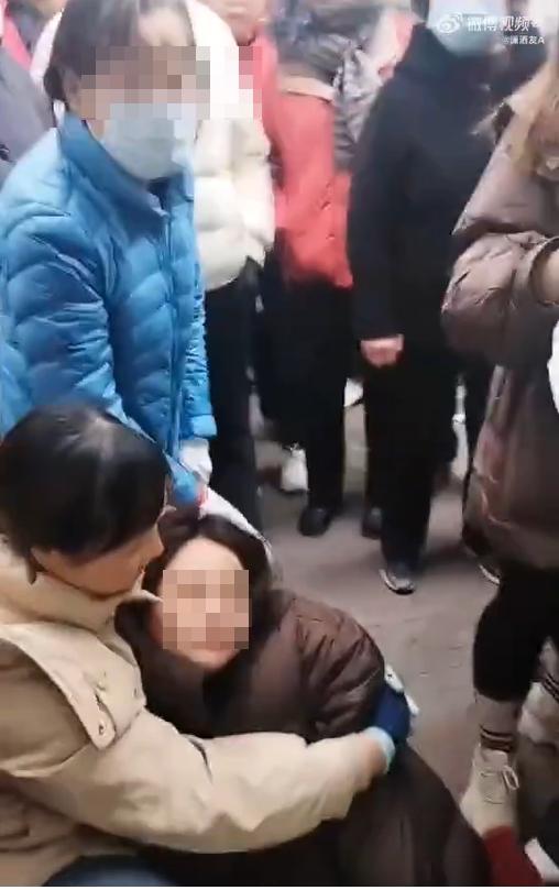 男童母親哭到癱軟,虛弱到得由旁人攙扶。(圖/翻攝自微博)