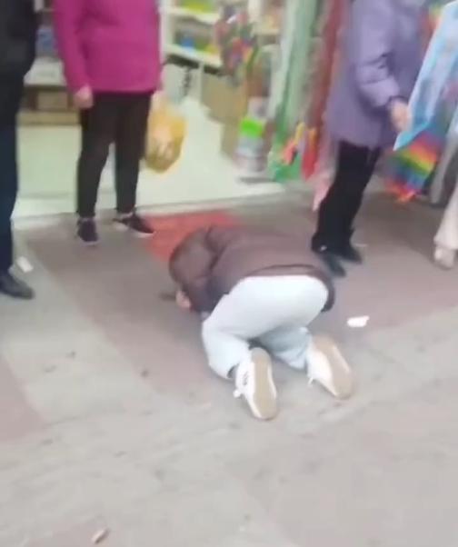 母親哭到泣不成聲,跪在文具店門口。(圖/翻攝自微博)