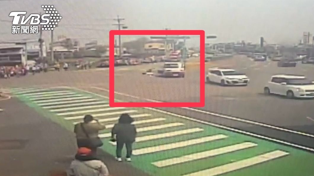 有片/追白沙屯媽爆意外!香燈腳危坐後車斗 轉彎遭狠甩重摔路面