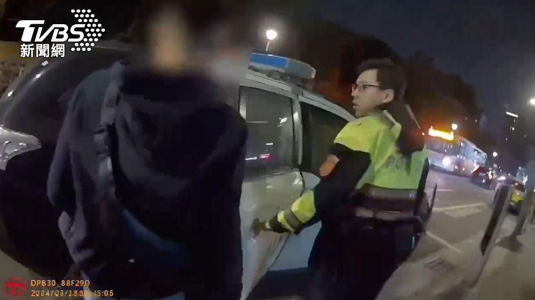 警方到場逮捕7名犯嫌,陳姓角頭仍在逃。(圖/TVBS)