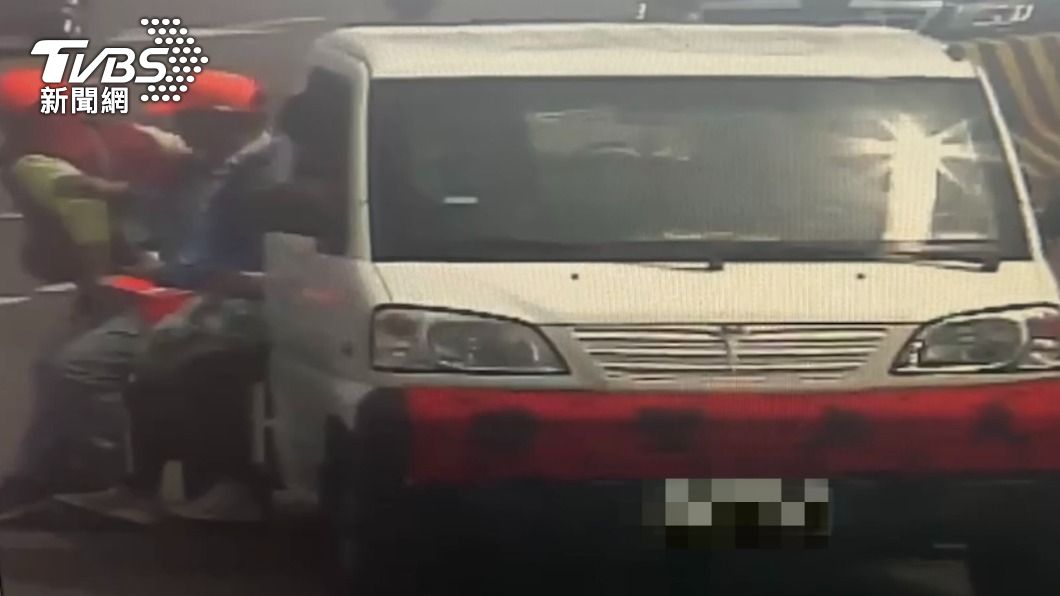 楊姓婦女坐在車後車斗上,事件發生後,其他信徒也趕緊下車維護交通。(圖/TVBS)