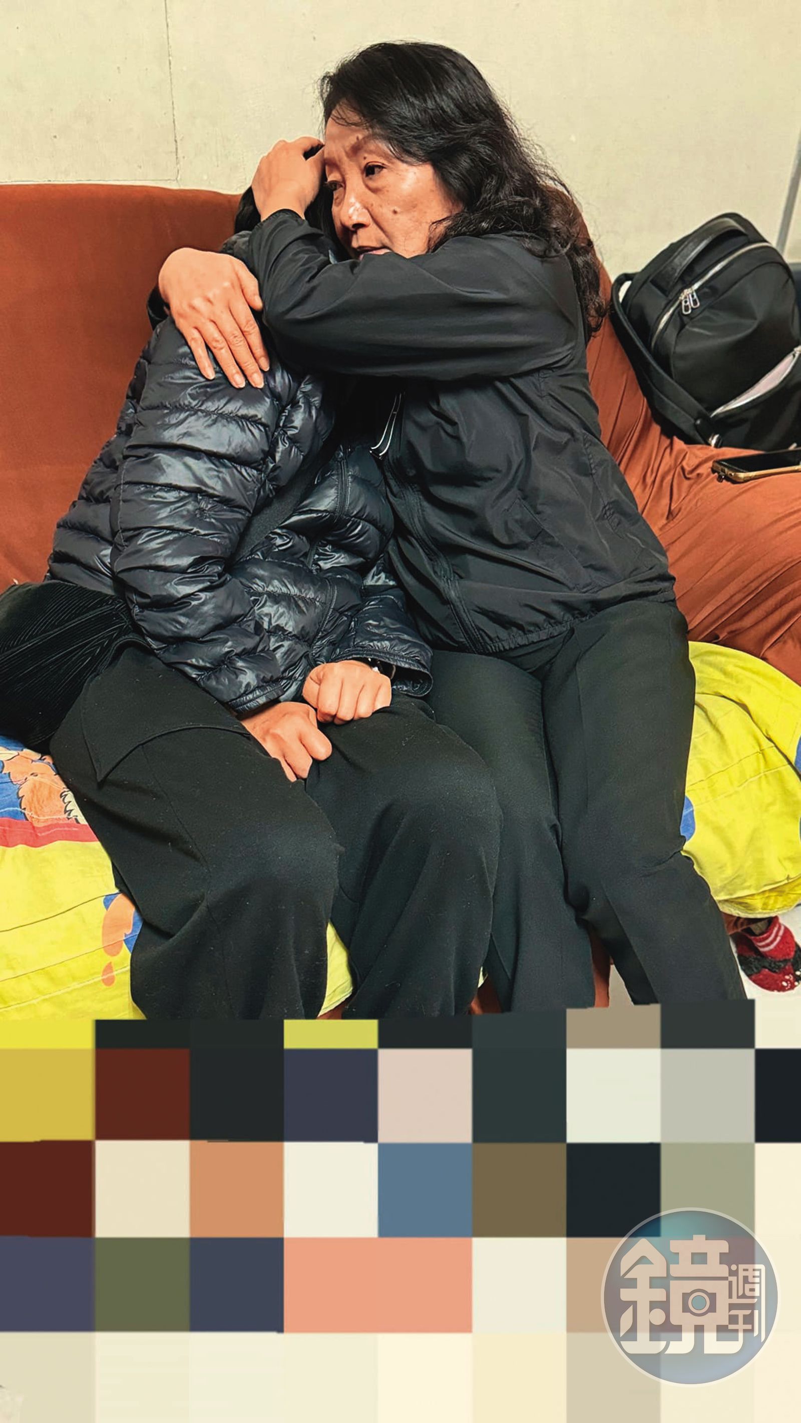 剴剴的父母都因案被通緝或入獄，兒童權益促進協會創會理事長王薇君（右）日前探視他的外婆（左），提供相關協助。（圖／翻攝自王薇君-保護兒童我願意臉書）