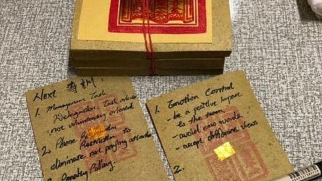 台灣便條紙香香的!外國朋友拿整疊 「真相曝光」全場看傻