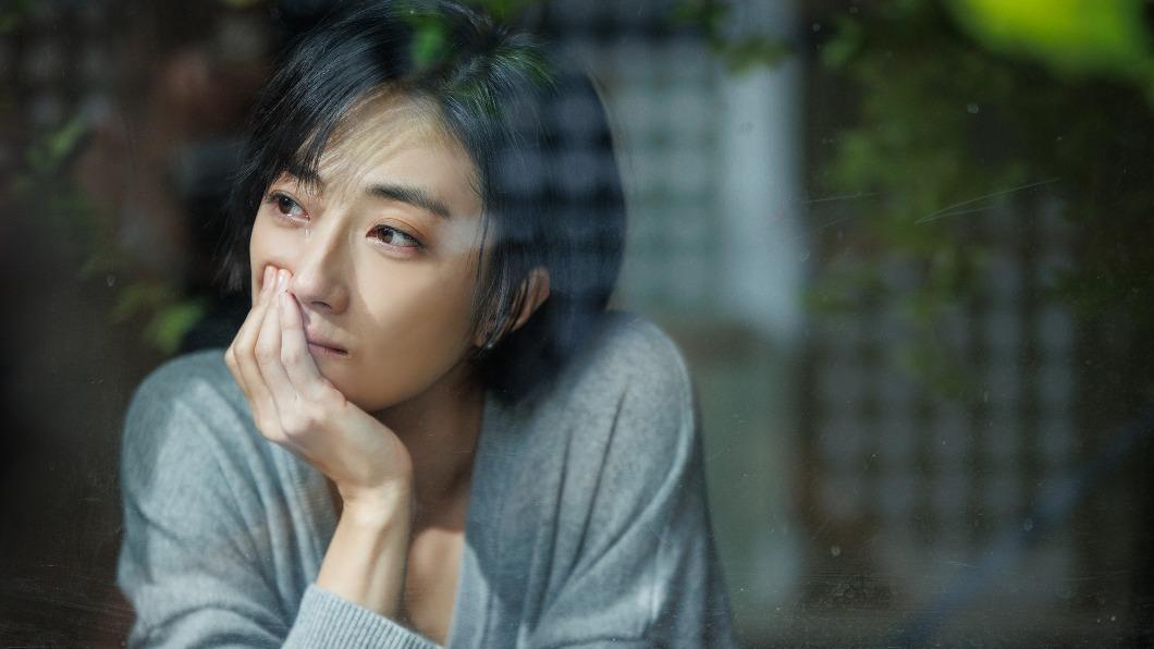 桂綸鎂在〈誰不想〉MV獨自詮釋深陷感情低潮的心痛。(圖/華研國際提供)