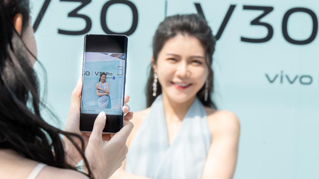vivo V30系列推出Z世代最愛的多巴胺底片相框。(圖/業者提供)