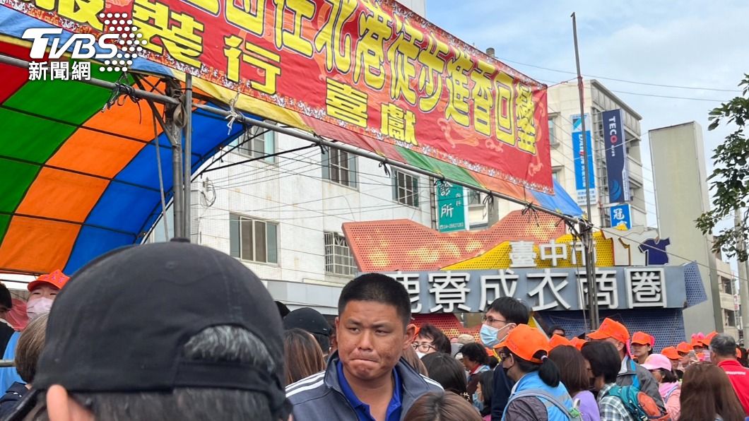 一名香客行經台中沙鹿鹿寮成衣商圈時突倒下抽搐。(圖/陳祁攝)
