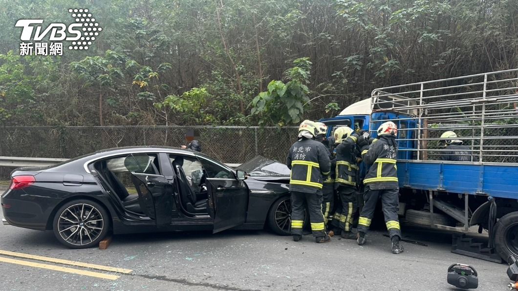 五股BMW與貨車相撞！駕駛一度受困　6人受傷送醫