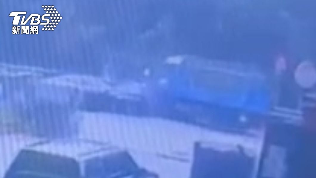 二車不明原因相撞。（圖／TVBS）