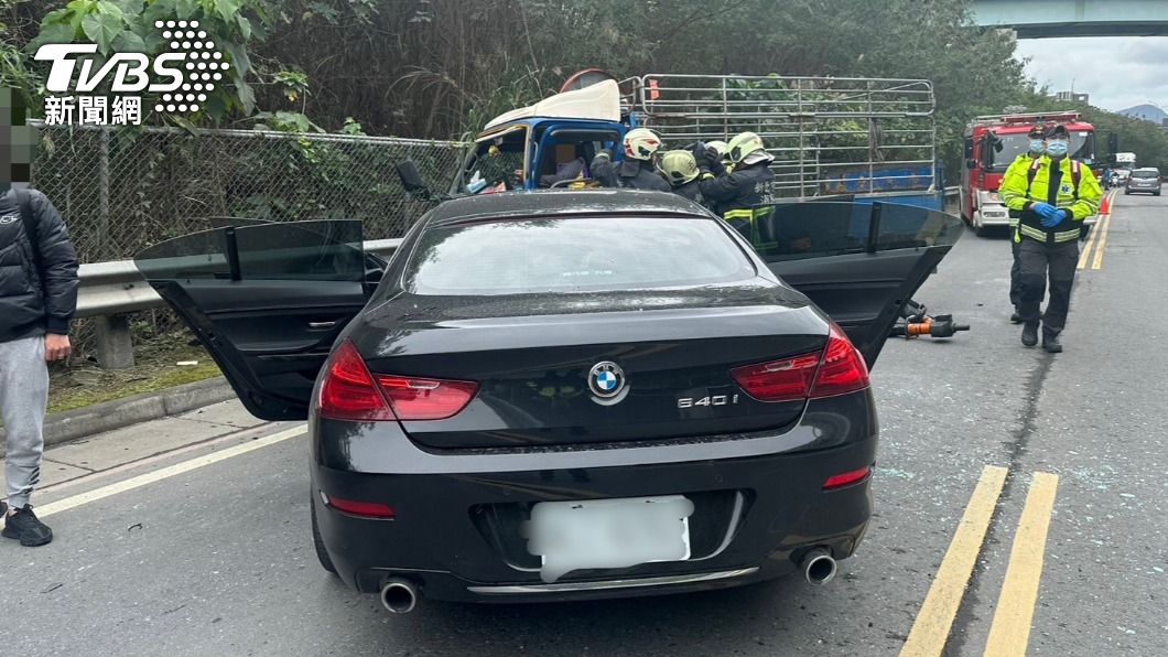 BMW上5人都送醫。（圖／TVBS）